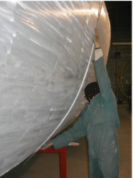 Contrôle des formes de la coque brute de chaudronnerie voilier de croisière de 11,5 m.